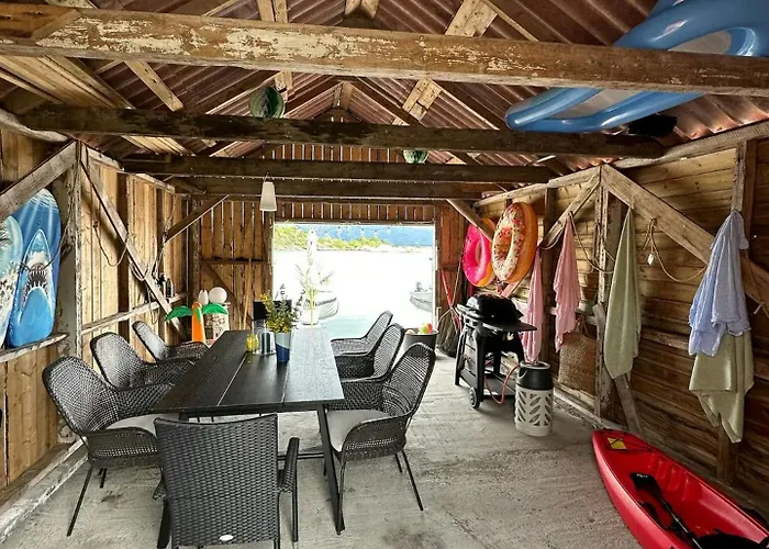 Idyllic At Bomlafjorden With Sea View Сasa de vacaciones Mosterhamn